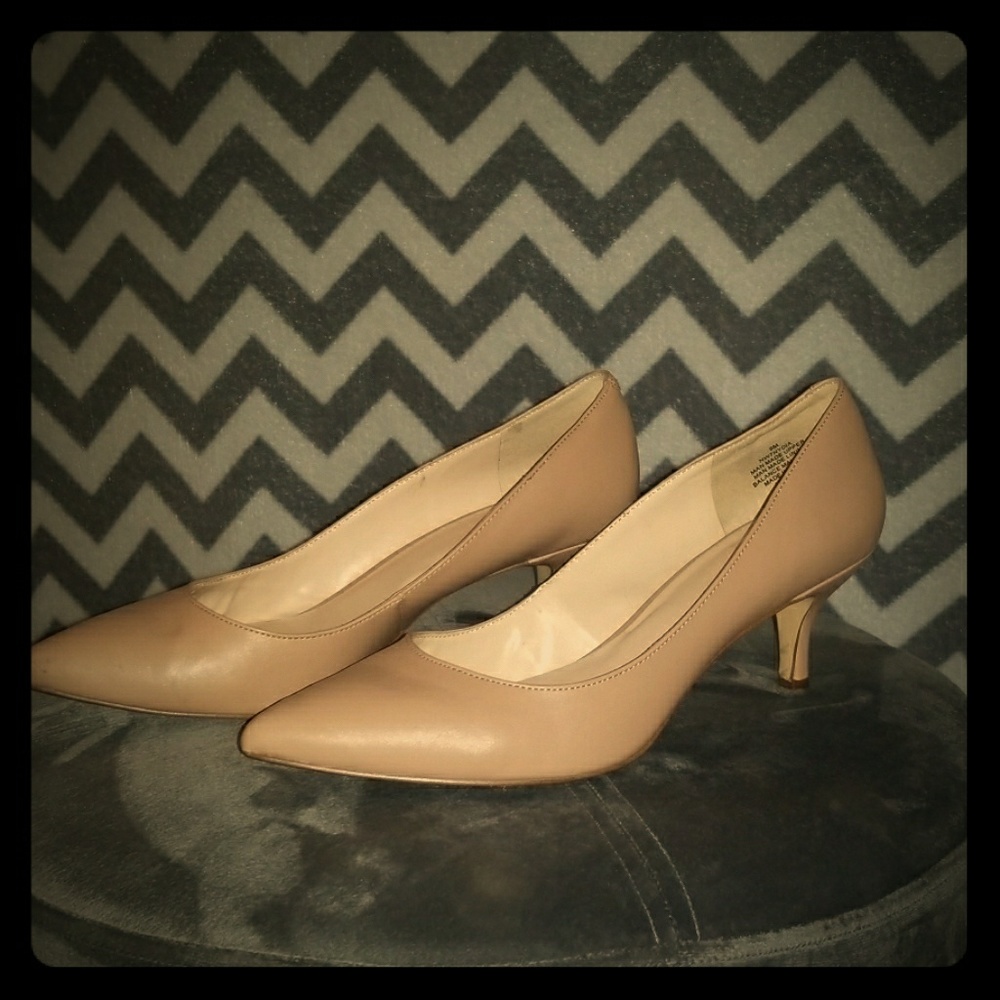 Nine West nude kitten heels